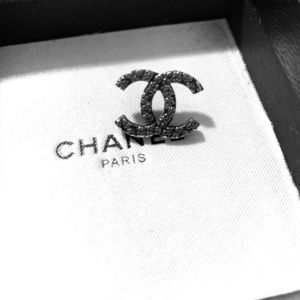 Single AUTHENTIC CHANEL Earring.
